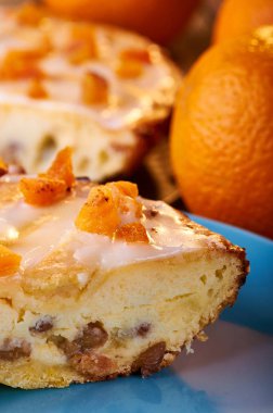 Peynirli kek lezzetli bir tatlı olarak seçeneklerden biri. Lehçe Cracow peynirli kek. İştah açıcı syrnik Kuruyemiş ve portakal ile. Çocuklar ve yetişkinler sıcak turuncu tonları için a muamele etmek.