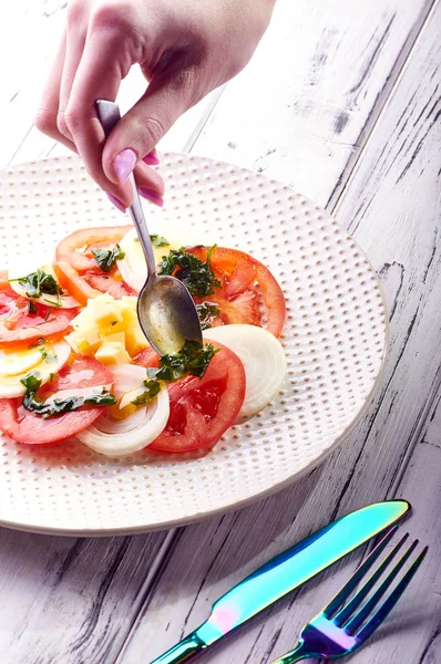 Bir kadın aşçı sebze, zeytin, ayçiçeği, mısır yağı ve maydanoz, kişniş, fesleğen üzerinden güzel bir salata sosu dökülen. Yemek sağlıklı diyet Kahvaltı, Öğle Yemeği, akşam yemeği.