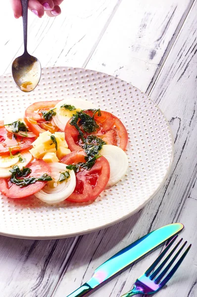 Bir kadın aşçı sebze, zeytin, ayçiçeği, mısır yağı ve maydanoz, kişniş, fesleğen üzerinden güzel bir salata sosu dökülen. Yemek sağlıklı diyet Kahvaltı, Öğle Yemeği, akşam yemeği.