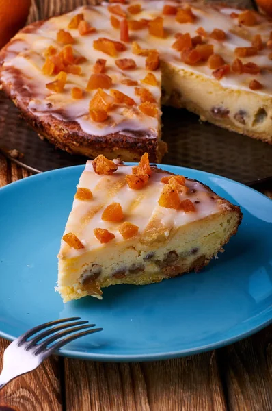 Одним из вариантов вкусного десерта является чизкейк. Польский краковский сырный торт. Аппетитный сироп с сухофруктами и апельсинами. Удовольствие для детей и взрослых в теплых оранжевых тонах . — стоковое фото