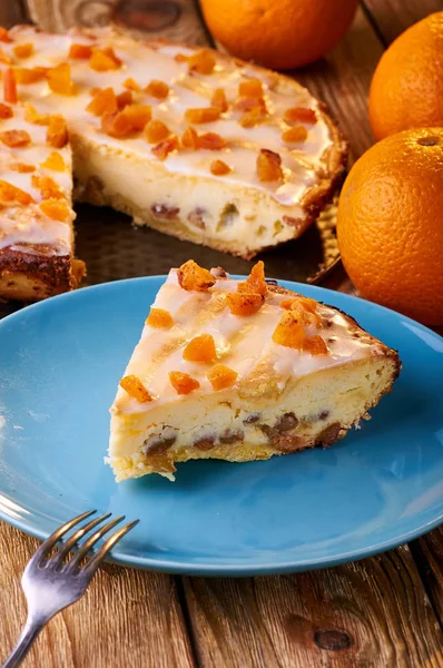 Одним из вариантов вкусного десерта является чизкейк. Польский краковский сырный торт. Аппетитный сироп с сухофруктами и апельсинами. Удовольствие для детей и взрослых в теплых оранжевых тонах . — стоковое фото