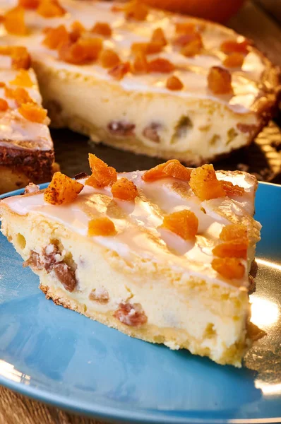 Peynirli kek lezzetli bir tatlı olarak seçeneklerden biri. Lehçe Cracow peynirli kek. İştah açıcı syrnik Kuruyemiş ve portakal ile. Çocuklar ve yetişkinler sıcak turuncu tonları için a muamele etmek.