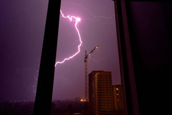 Bir şantiyeye şimşek, fırtına penceresinden görüntülemek
