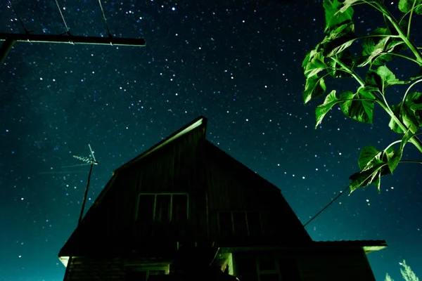 Silhouette d'une maison de campagne sur fond de ciel étoilé et de galaxie de la Voie lactée — Photo