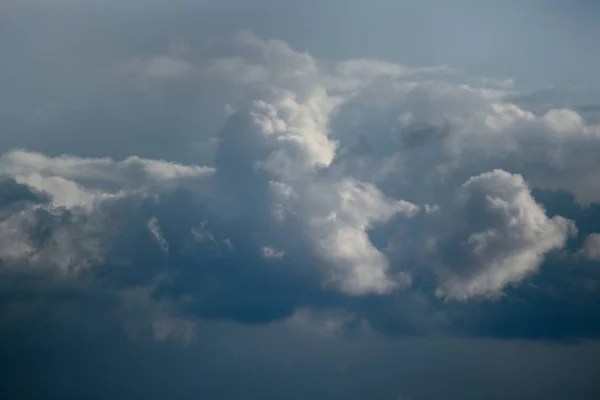 Bir büyük beyaz kümülüs bulut fırtına yaklaşıyor