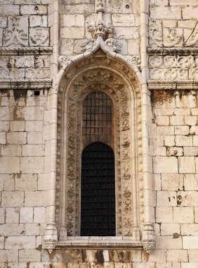 Taş duvar penceresinde Kilisesi