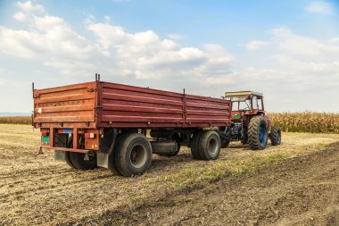 Traktör römork ayakta bir alanda ile