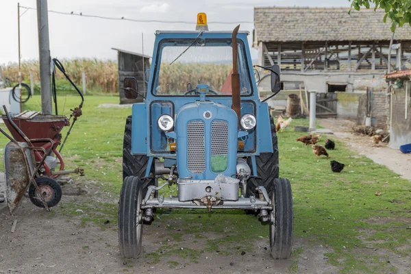 Traktor áll az udvarban — Stock Fotó