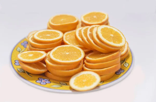 Tranches rondes orange juteuses fraîches, coupées en rondelles — Photo