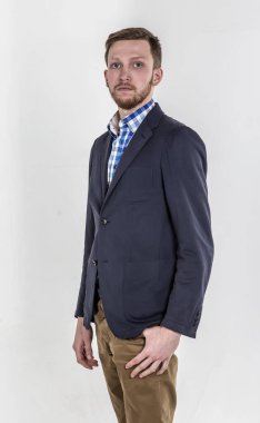 Yakışıklı delikanlı sakal ve bir yara izi ile