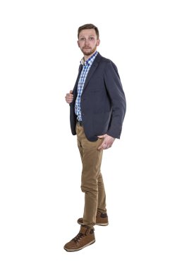 Yakışıklı delikanlı sakal ve bir yara izi ile