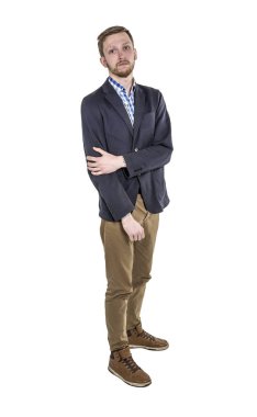 Yakışıklı delikanlı sakal ve bir yara izi ile