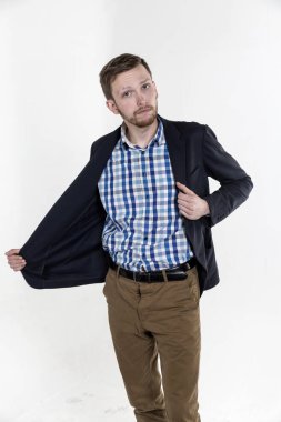 Yakışıklı delikanlı sakal ve bir yara izi ile