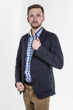 Yakışıklı delikanlı sakal ve bir yara izi ile