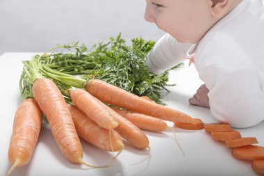 küçük çocuk Demet taze lezzetli görünüyor
