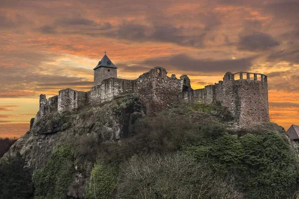 As ruínas de um castelo velho — Fotografia de Stock