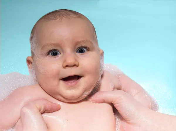 Kis aranyos baba fürdött — Stock Fotó
