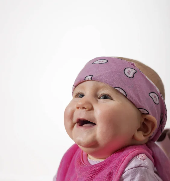 Aranyos szép kislány mosolyog boldogan — Stock Fotó