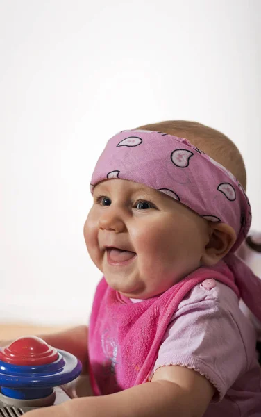 Aranyos szép kislány mosolyog boldogan — Stock Fotó