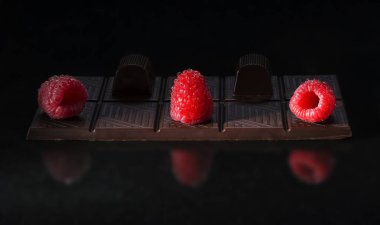 Taze olgun ahududu yalan üzerine çikolata çilek