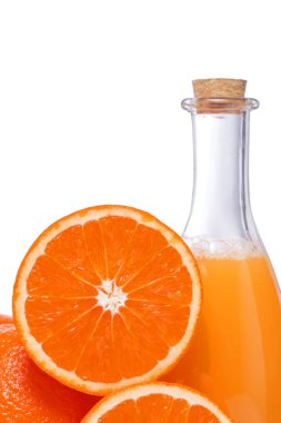 Güzel taze portakal ve mutfak eşyaları, beyaz izole