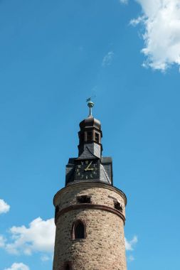 Bir saati ile eski taş kule