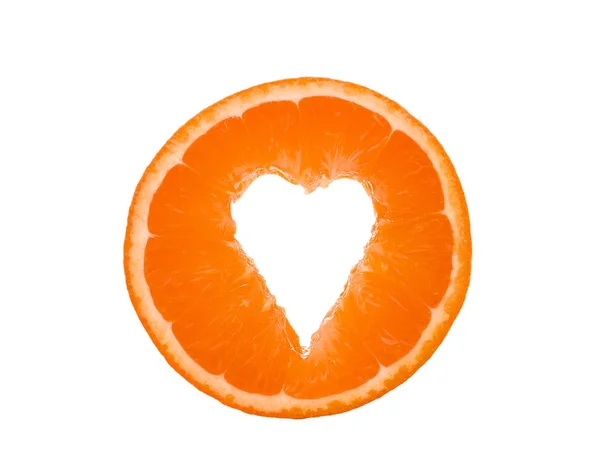 Herz in der Mitte einer Orangenscheibe, isoliert auf einem weißen — Stockfoto