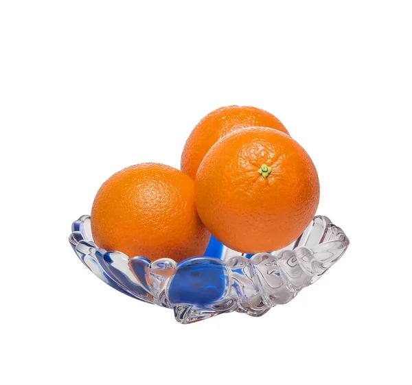Laranjas de frutas frescas maduras, em um belo vaso de vidro, isolado em um branco — Fotografia de Stock