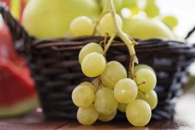 Yaz natürmort meyve tazelik olgun üzüm, elma ve karpuz.