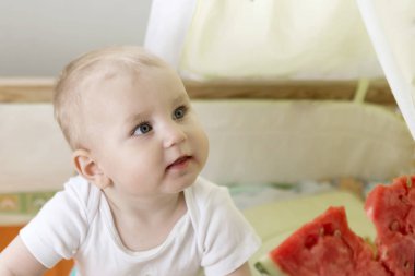 Duygusal bir karpuz ile arsa içinde aktif şirin bebek.