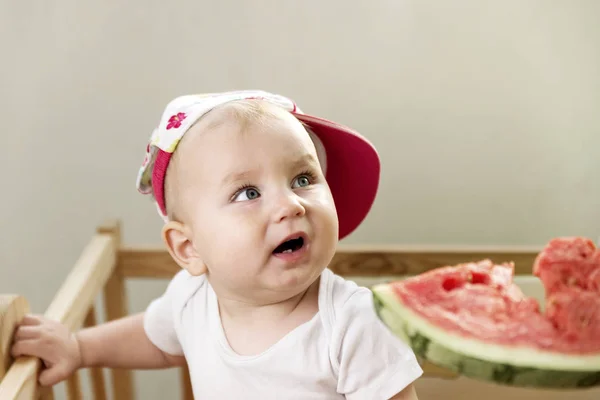 Ενεργό χαριτωμένο μωρό συναισθηματικά στο οικόπεδο με ένα καρπούζι. — Φωτογραφία Αρχείου
