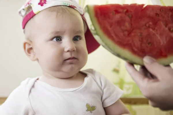Aktivní roztomilé dítě citově v zápletce s meloun. — Stock fotografie