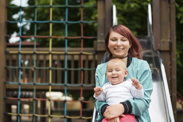 Genç anne mutlu bir yaz parkta genç bir çocuk ile vakit.