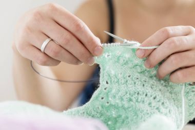 İş yerinde, ana bir terzi el örgü.