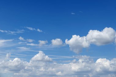 Mavi güzel gökyüzü bembeyaz bulutlar farklı şekiller, arka plan ile.