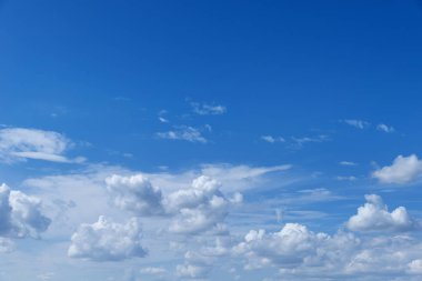 Mavi güzel gökyüzü bembeyaz bulutlar farklı şekiller, arka plan ile.