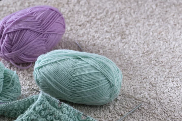 Artigos para tricotar com uns raios close-up em ângulos diferentes . — Fotografia de Stock