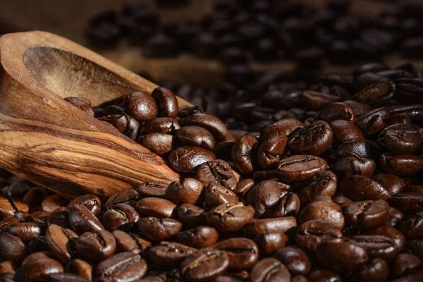 Brun Rostade Kaffebönor Plockas Med Trä Spatel Gjort Olivträ — Stockfoto