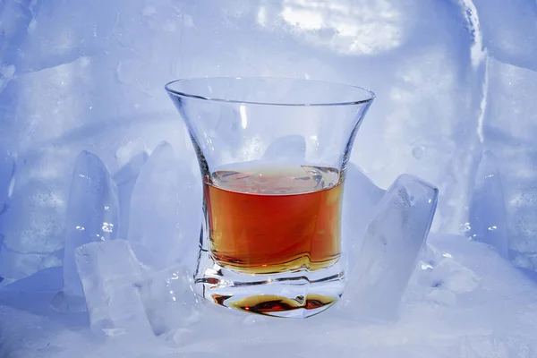 Glass Strong Alcoholic Drink Whiskey Color Stands Broken Blue Ice — Stock Photo, Image