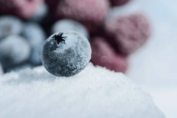 Свіжі Ягоди Чорниці Холодному Льоду Тлі Заморожених Ягід — стокове фото