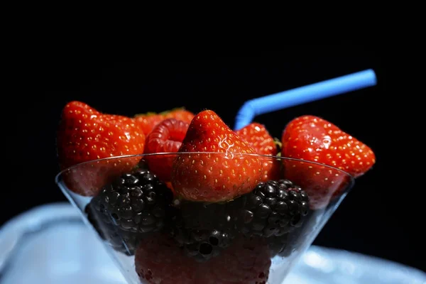 Bayas Frescas Jugosas Fresas Frambuesas Moras Una Copa Cóctel Con — Foto de Stock