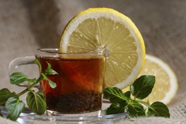 siyah çay demlendi yeşil ve sarı limon ile fincan nane