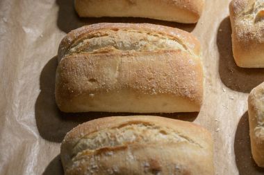 Fırından yeni çıkmış bir fırın tepsisindeki gevrek kabuk buğday unu