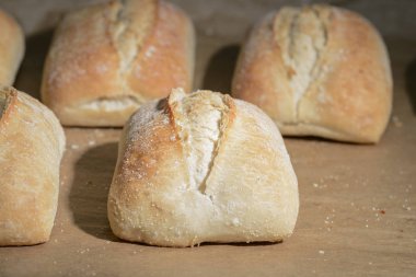 Fırından yeni çıkmış bir fırın tepsisindeki gevrek kabuk buğday unu