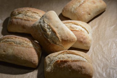 Fırından yeni çıkmış bir fırın tepsisindeki gevrek kabuk buğday unu