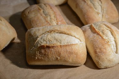 Fırından yeni çıkmış bir fırın tepsisindeki gevrek kabuk buğday unu