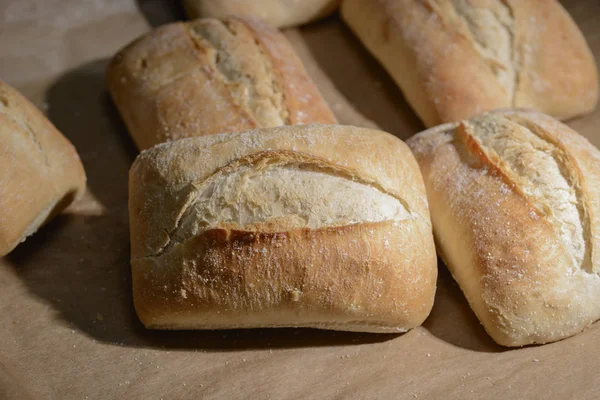 Fırından yeni çıkmış bir fırın tepsisindeki gevrek kabuk buğday unu