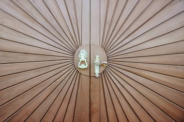 Hors kelle şeklinde bakır kulplu eski ahşap kapı