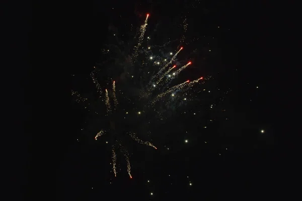 Hermosa explosión de fuegos artificiales festivos en el cielo nocturno . — Foto de Stock