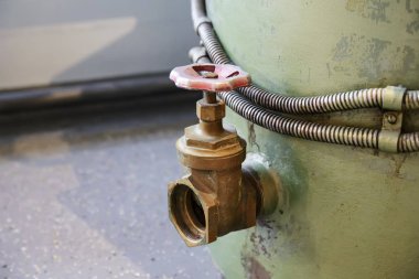 kırmızı vana ile eski pirinç musluk büyük bir metal içine vidalı 